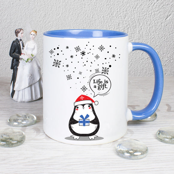 Tasse Weiß/Blau bedruckt mit Spruch: Life is a gift. - Motiv: Schneeflocken und Pinguin - Farbe Geschenk: Blau