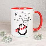 Tasse Weiß/Rot bedruckt mit Spruch: Yeah, snow! - Motiv: Schneeflocken und Pinguin - Farbe Schal: Rot