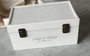 Diese hüsche Box einer Kundin durften wir mit den Namen des Brautpaars und dem Hochzeitsdatum gravieren. Danke Silvana für dein Vertrauen und den Auftrag.