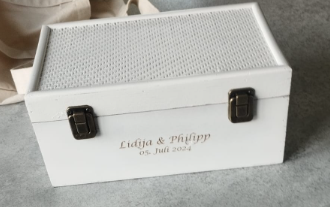 Diese hüsche Box einer Kundin durften wir mit den Namen des Brautpaars und dem Hochzeitsdatum gravieren. Danke Silvana für dein Vertrauen und den Auftrag.