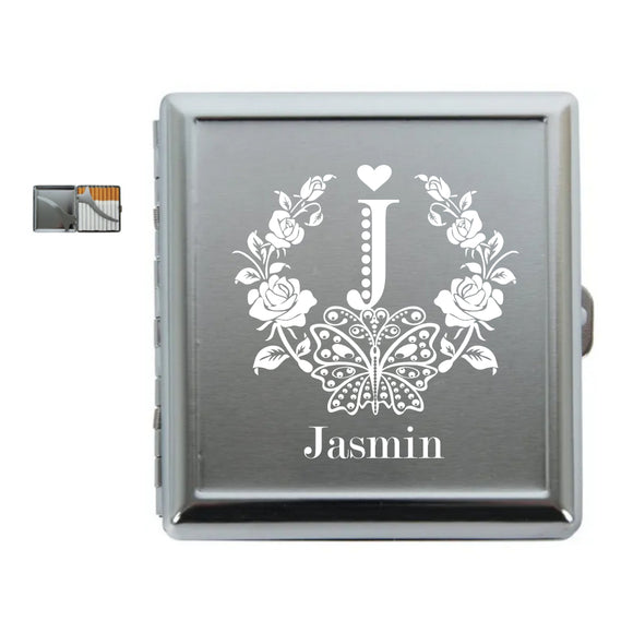 Schmetterling trifft Blütentraum – dieses charmante Metall-Etui ist dein neuer Lieblings-Begleiter! Mit Platz für rund 18 Zigaretten und praktischen Klammern hält es alles sicher zusammen. 
Das Etui ist mit Gravur und mit Name personalisiert.