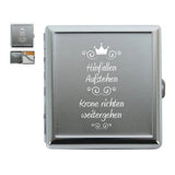 Zigarettenetui aus Metall mit 2 Haltebügel innen und mit weißer Gravur
Hinfallen, Aufstehen, Krone richten, weitergehen