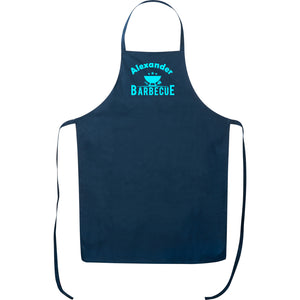 Schürze in dunkelblau mit "Barbecue Grill" und Wunschname bedruckt.