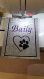 Herz und Pfote mit Name des Tieres - bestickte personalisierte Impfpasshülle aus Filz