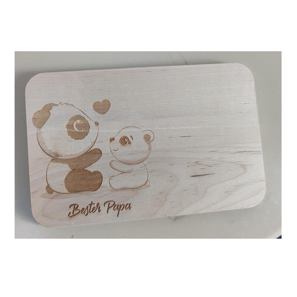 Ein schönes Frühstücksbrettchen aus Birkenholz graviert mit:
Bester Papa und zwei niedlichen Pandabären