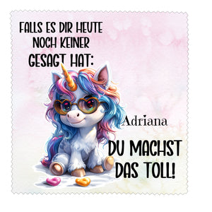 Brillenputztuch Microfaser bedruckt mit Unicorn mit Text "Falls es dir heute noch keiner gesagt hat: Du machst das toll!" und  mit Name personalisiert.