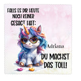 Brillenputztuch Microfaser bedruckt mit Unicorn mit Text "Falls es dir heute noch keiner gesagt hat: Du machst das toll!" und  mit Name personalisiert.