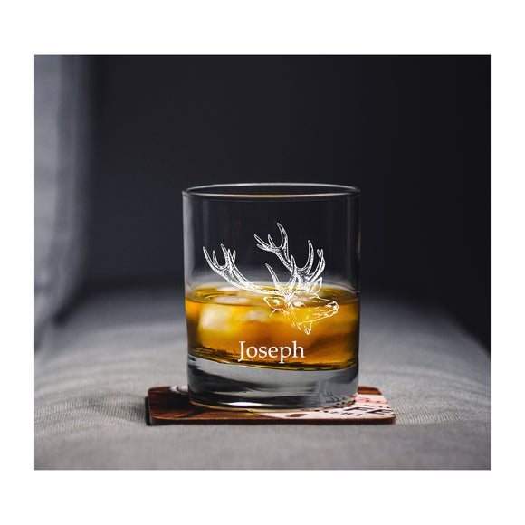 Graviertes Whiskyglas mit Elch und mit Name personalisiert 