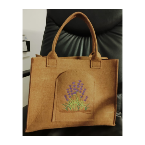 Shopper Tasche aus schönem rostbraunen Filz genäht, mit Fach vorne bestickt mit Lavendelmotiv.
