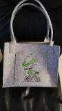 handmade Filztasche Shopper mit Mädchen auf Fahrrad bestickt
