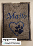 Herz und Pfote mit Name des Tieres - bestickte personalisierte Impfpasshülle aus Filz