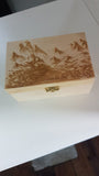 Holzbox graviert mit einer Bergwelt