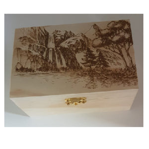 Holzbox graviert mit Wald Berge und Wasserfall Motiv