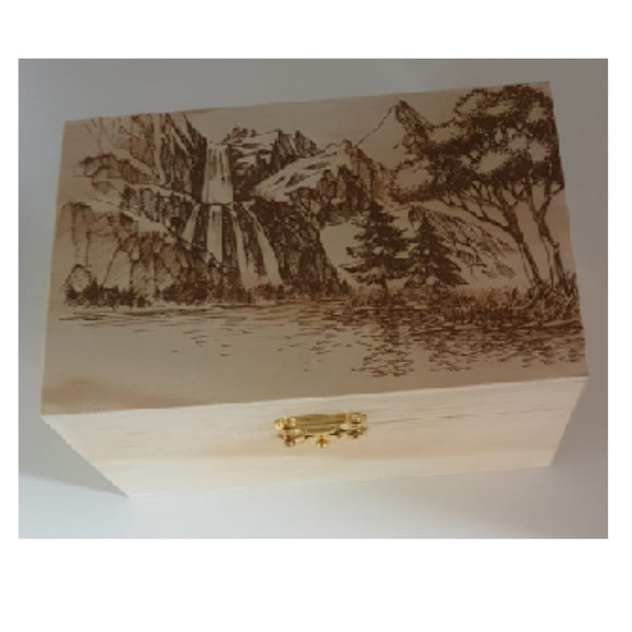 Holzbox graviert mit Wald Berge und Wasserfall Motiv