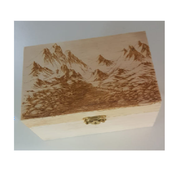 Holzbox graviert mit einer Bergwelt