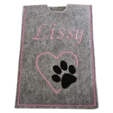 Herz und Pfote mit Name des Tieres - bestickte personalisierte Impfpasshülle aus Filz