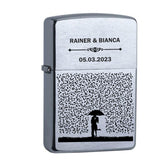 ﻿Original Zippo Chrome Brushed graviert mit Pärchen im Herzenregen personalisierbar mt Namen und Datum - Variante 1