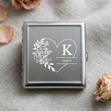 Personalisiertes Metall-Zigarettenetui mit Blumenherz von Geschenke-Macher