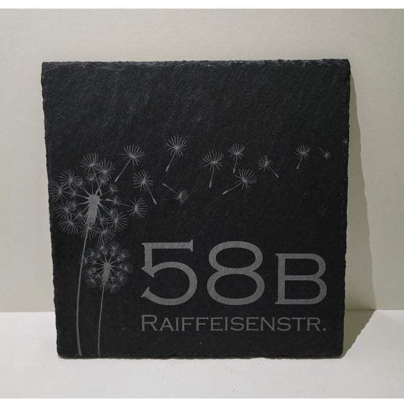 edle Schiefertafel (20x20 cm) mit einer filigran gravierten Pusteblume, Hausnummer und Straßenname graviert