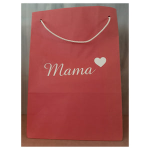 Geschenkpapiertüte rot bedruckt mit Mama und einem Herzchen