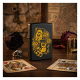Spielkarten Koenigin und Koenig graviertes Zippo Black Matte mit Messing-Kern als Geschenkidee