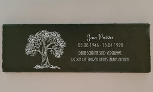 Schiefertafel als Deko für das Grab oder für zuhause. Baum mit Name, Datum und Spruch graviert.