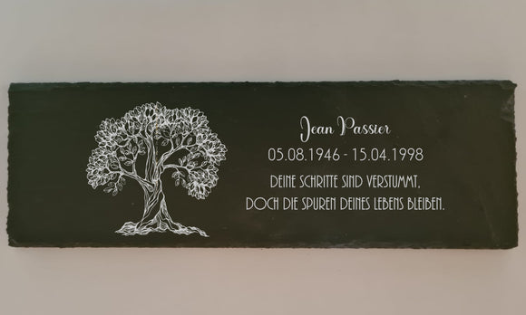 Schiefertafel als Deko für das Grab oder für zuhause. Baum mit Name, Datum und Spruch graviert.