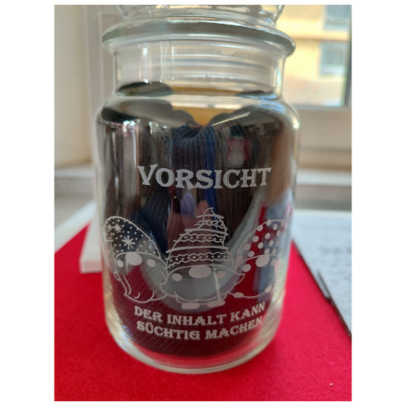 Süße Wichtel treffen auf frechen Humor – dieses gravierte Vorratsglas bringt Spaß in jede Küche! Mit seinem praktischen Glasdeckel hält es deine liebsten Naschereien frisch und appetitlich. Die witzige Aufschrift 