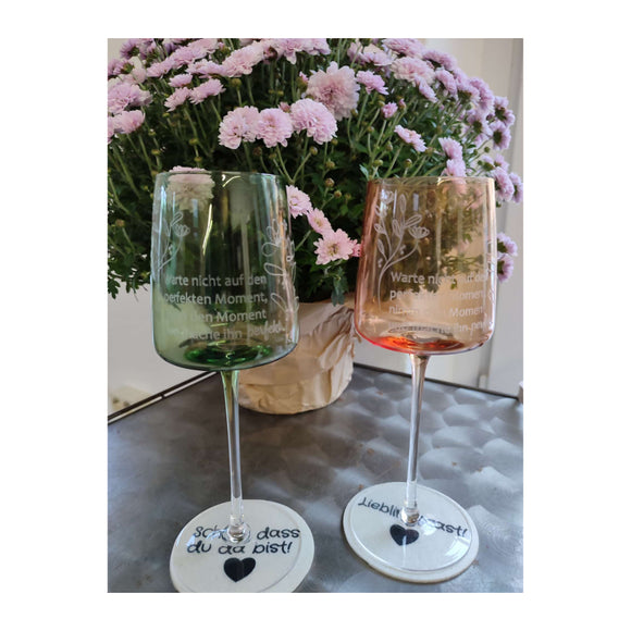 Weinglas farbig mit Gravur Blumen und Spruch – Geschenke-Macher