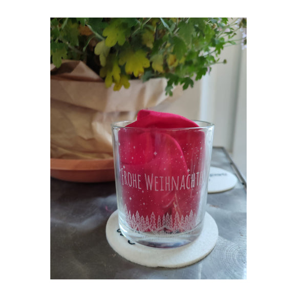Gemütliches Windlicht mit graviertem Weihnachtsmotiv und Winterdorf-Design.