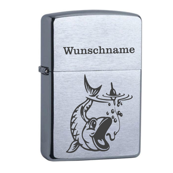 Fisch an der Angel mit Wunschname - Zippo graviert