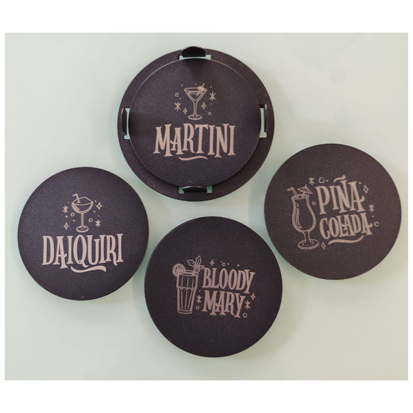 Dieses Set besteht aus 4 stilvollen gravierten schwarz matten Untersetzern mit einem praktischem Aufbewahrungshalter. Hergestellt aus robustem Edelstahl