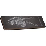 Tranchierbesteck mit Tranchiermesser und -gabel. Zusätzlich findest du in der designten Einzelverpackung ein Rezept.  Deine Textgravur mit max. 15 Zeichen wird per Lasergravur mittig auf der Klinge des Messers angebracht.