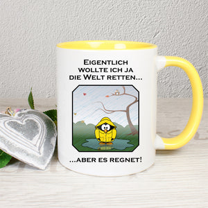 Tasse Weiß/Gelb bedruckt mit Spruch: Eigentlich wollte ich ja die Welt retten... ...aber es regnet - mt Motiv: Pinguin im Regenmantel im Regen