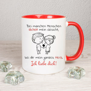 Tasse Weiß/Rot bedruckt mit Spruch: Bei manchen Menschen lächelt mein Gesicht, bei dir mein ganzes Herz. Ich liebe dich!