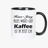 Tasse weiß mit innen schwarz und schwarzem Henkel, Vorder- und Rückseite bedruckt mit Text Wunschname alles wird gut Kaffee ist ja jetzt da