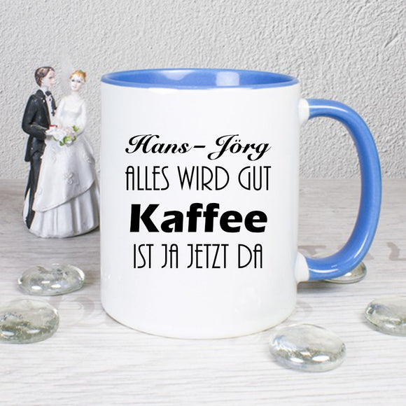 Tasse weiß mit innen blau und blauemHenkel, Vorder- und Rückseite bedruckt mit Text Wunschname alles wird gut Kaffee ist ja jetzt da