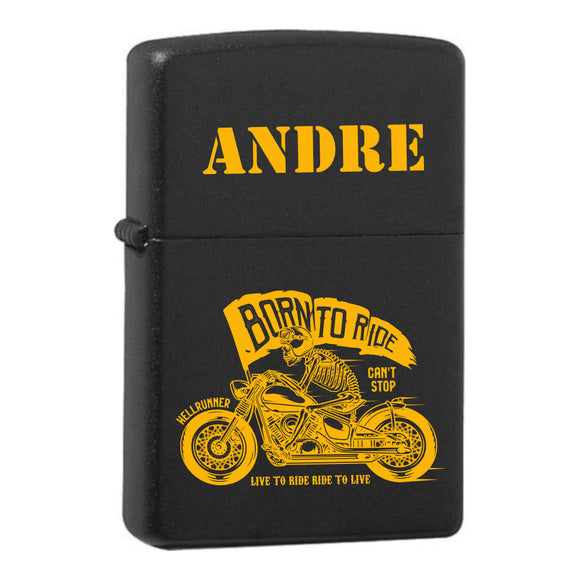 Born to ride mit Wunschname personalisiertes graviertes Zippo Black Matte mit Messing-Kern