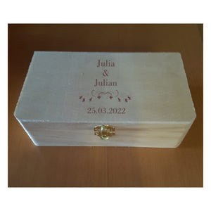 mit Lasergravur veredelte Holzbox Schatulle personalisiert mit Namen und Datum des Hochzeitspaares