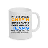 Tasse bedruckt mit Ich bin stolze Chefin eines ganz fantastischen Teams und ja, es hat mir diese Tasse geschenkt