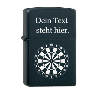 Auf dem Deckel max. 2 Zeilen Text mit jeweils 15 Zeichen und auf dem unterem Teil eine Dartscheibe graviert