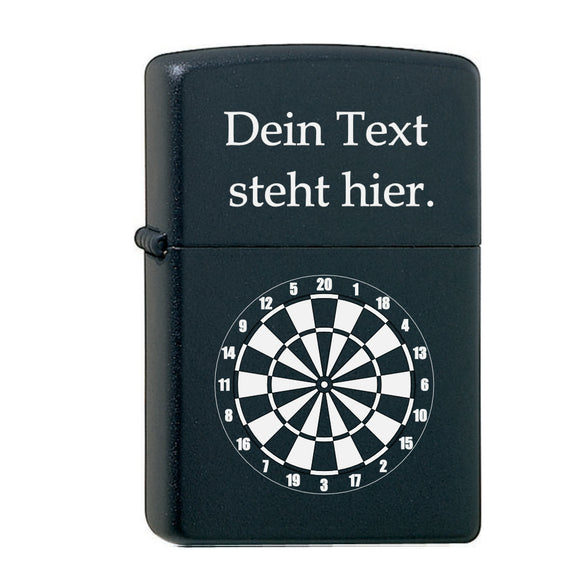 Auf dem Deckel max. 2 Zeilen Text mit jeweils 15 Zeichen und auf dem unterem Teil eine Dartscheibe graviert