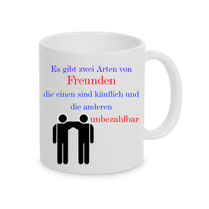 Tasse Weiß mit Spruch und zwei männlichen Figuren bedruckt; Es gibt zwei Arten von Freunden die einen sind käuflich und die anderen unbezahlbar