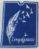 Impfpasshülle Vorderseite blauer Filz bestick mit Feder Vögel in weiss und Rückseite blaues Kunstleder