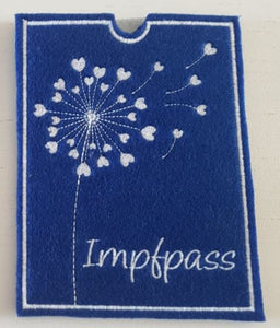 Impfpasshülle Vorderseite blauer Filz bestick mit Pusteblume Herzchen in weiss und Rückseite blaues Kunstleder