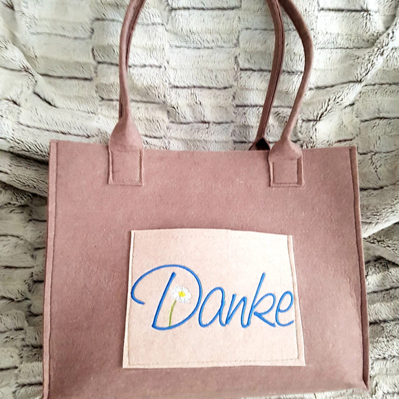 Tasche aus braunem Filz mit Fach in beige vorne und mit Stickmotiv Danke bestickt.  Größe. ca. 35x27x13cm