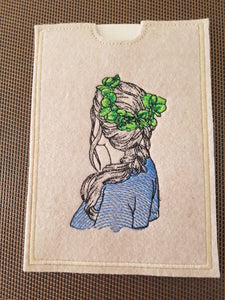 Frau bestickte handmade Impfpasshülle aus Filz