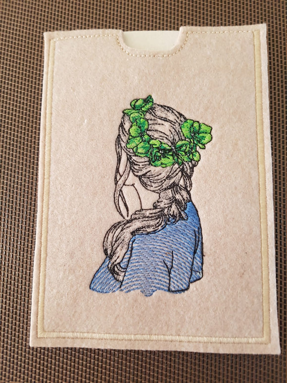Frau bestickte handmade Impfpasshülle aus Filz