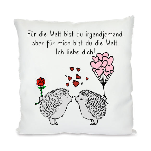 Satiniertes Kissen oder Kuschelkissen mit Reißverschluss Größe: 40x40cm bedruckt mit Spruch: Für die Welt bist du irgendjemand,  aber für mich bist du die Welt.  Ich liebe dich! mit Motiv: Zwei Igel die sich Küssen mit einer Rose, Herzen und Herzluftballons.