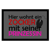 Fussmatte mit Gummirand bedruckt mit: Hier wohnt ein Zocker mit seiner Prinzessin und eine Maus